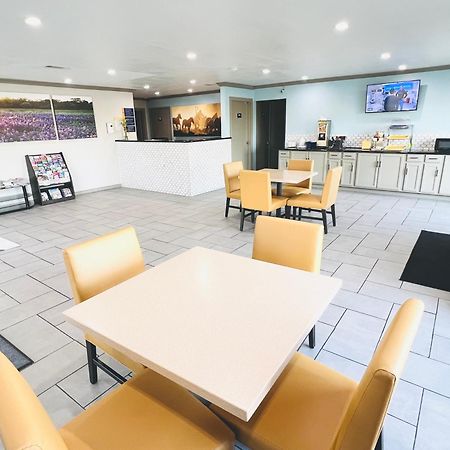 Days Inn & Suites By Wyndham - Canton First Monday Trade Days Eksteriør billede