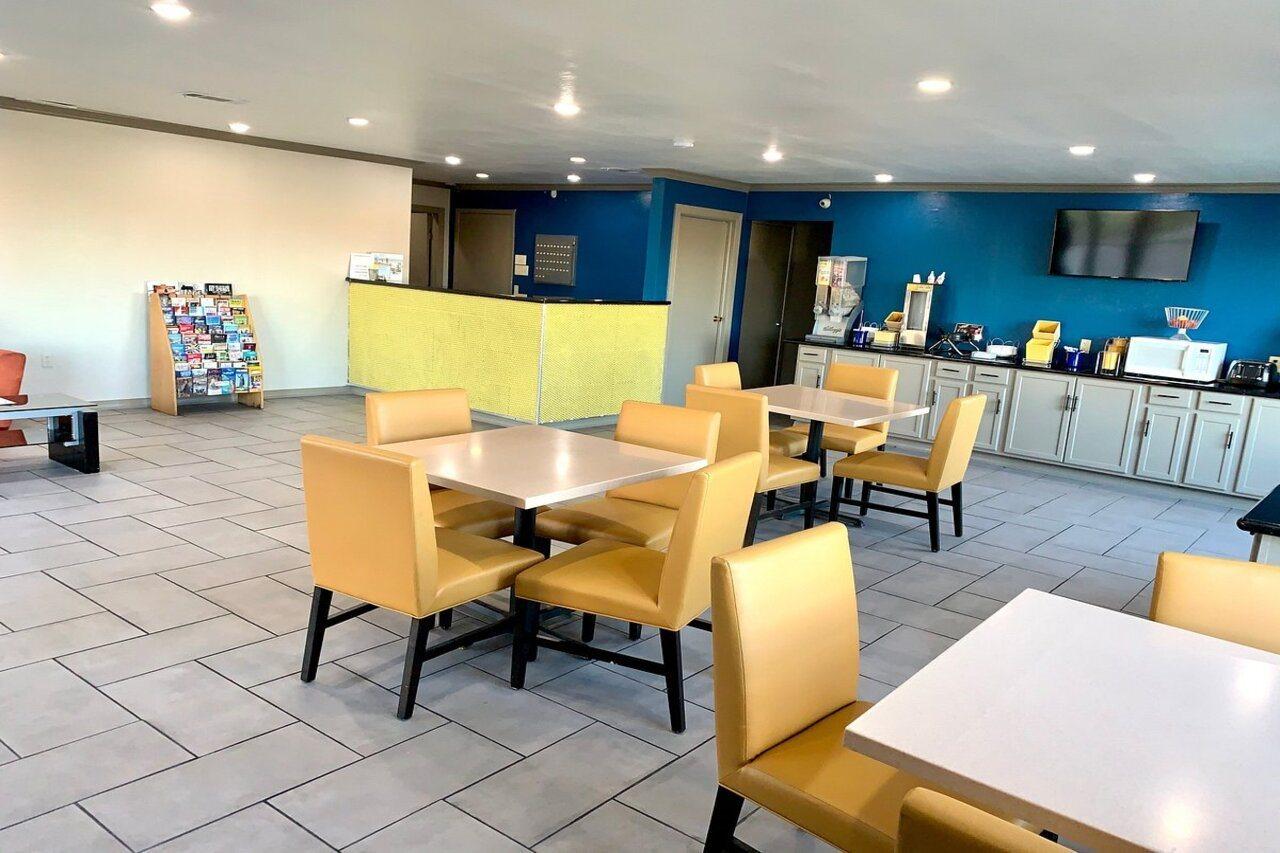 Days Inn & Suites By Wyndham - Canton First Monday Trade Days Eksteriør billede