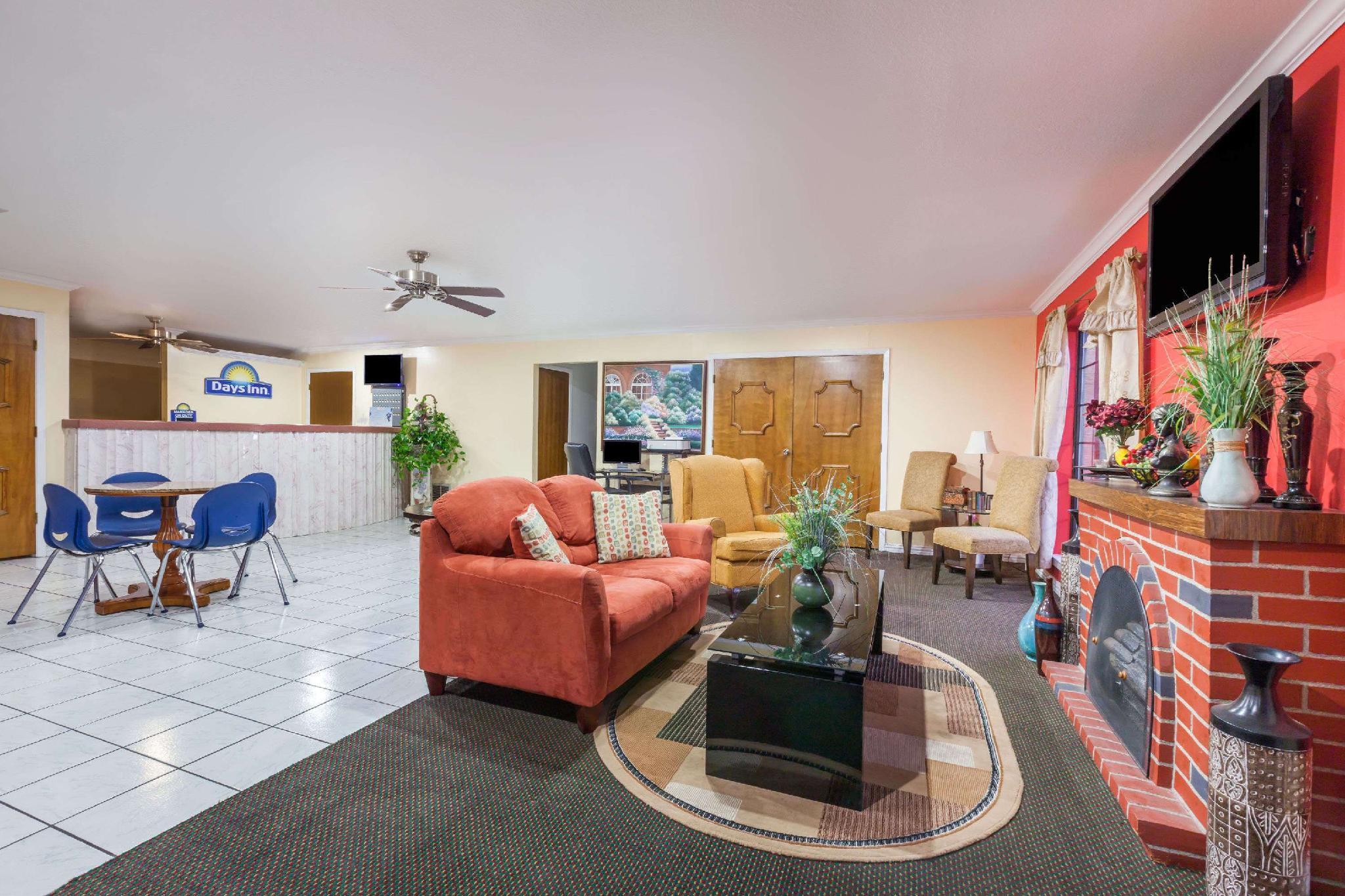 Days Inn & Suites By Wyndham - Canton First Monday Trade Days Eksteriør billede
