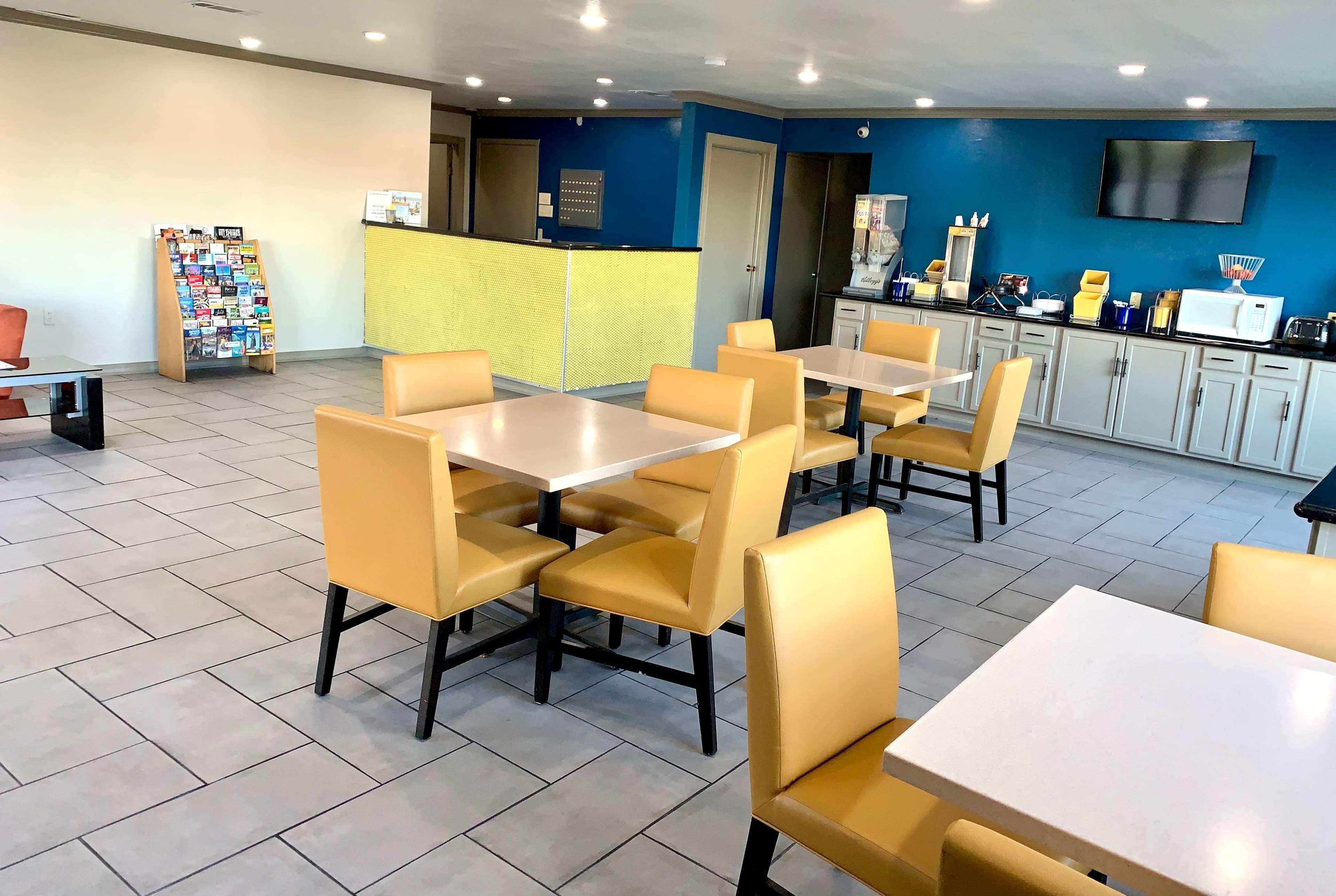 Days Inn & Suites By Wyndham - Canton First Monday Trade Days Eksteriør billede