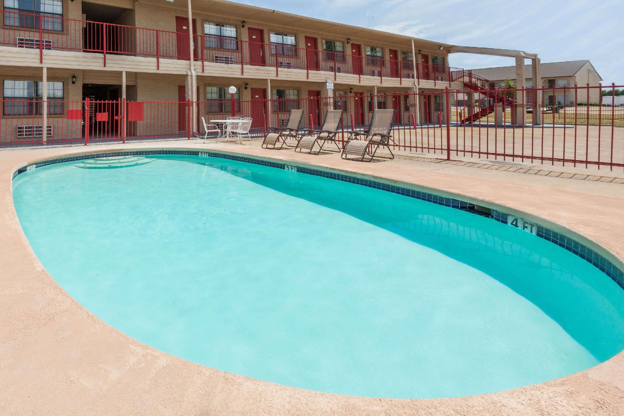 Days Inn & Suites By Wyndham - Canton First Monday Trade Days Eksteriør billede