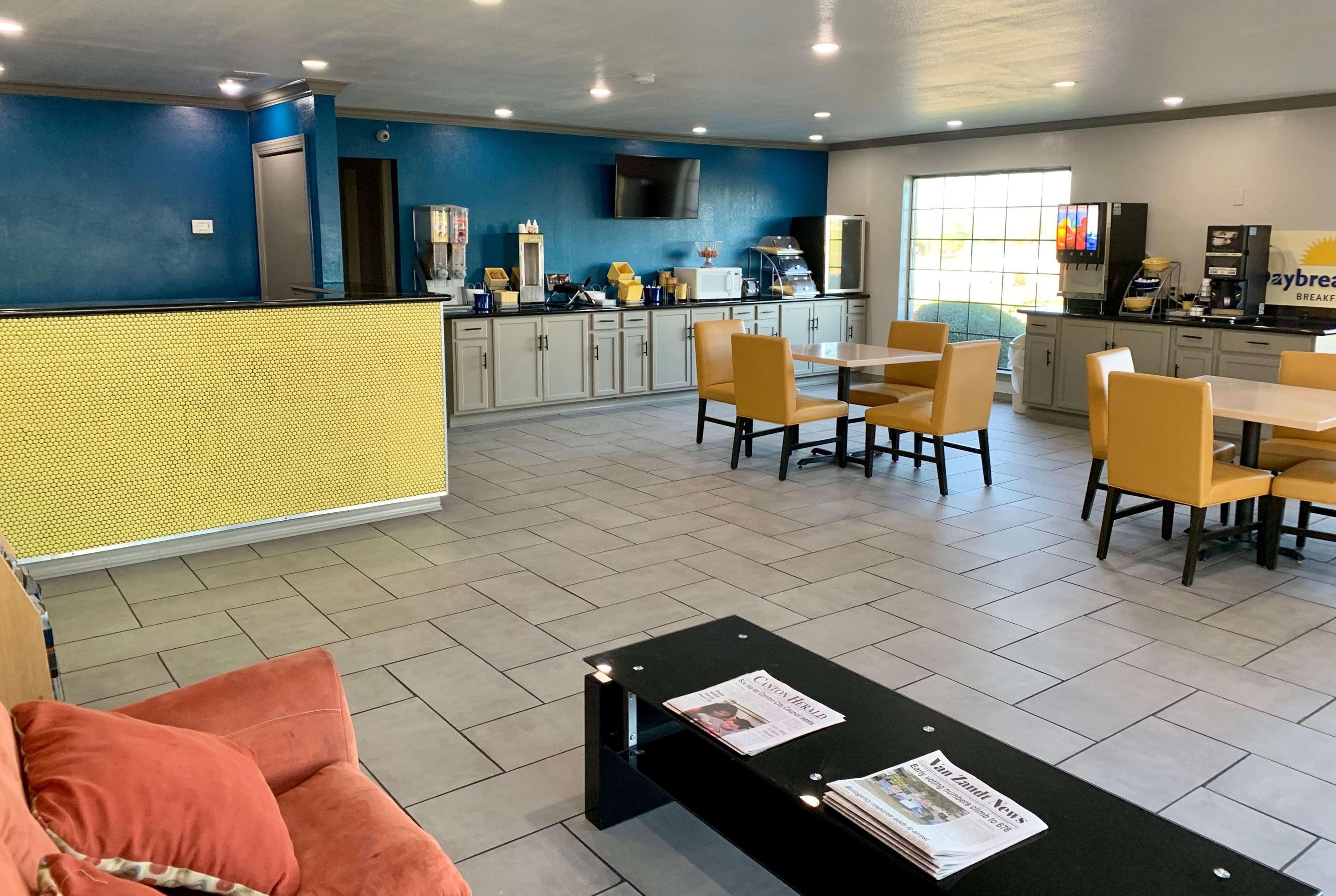Days Inn & Suites By Wyndham - Canton First Monday Trade Days Eksteriør billede