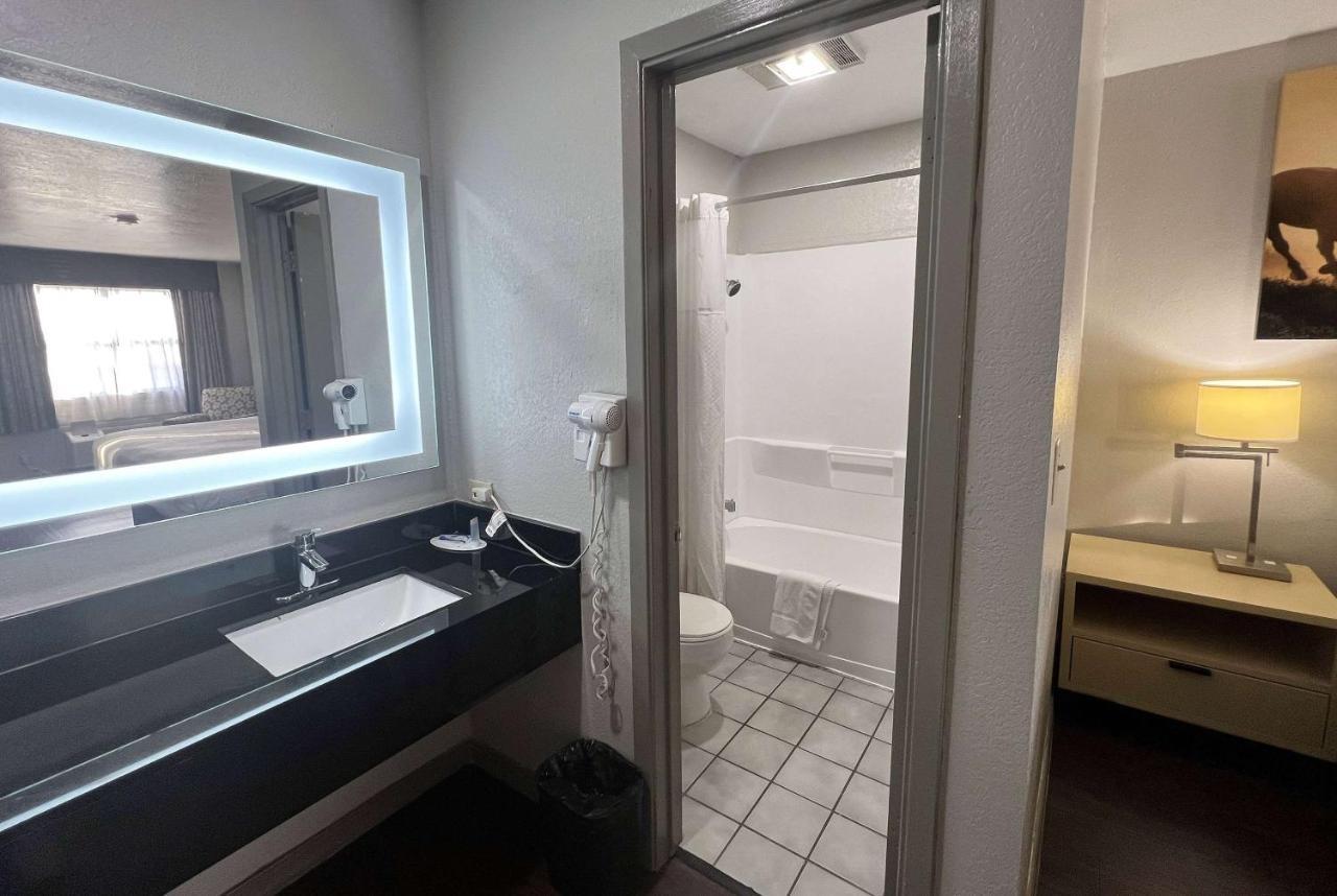 Days Inn & Suites By Wyndham - Canton First Monday Trade Days Eksteriør billede