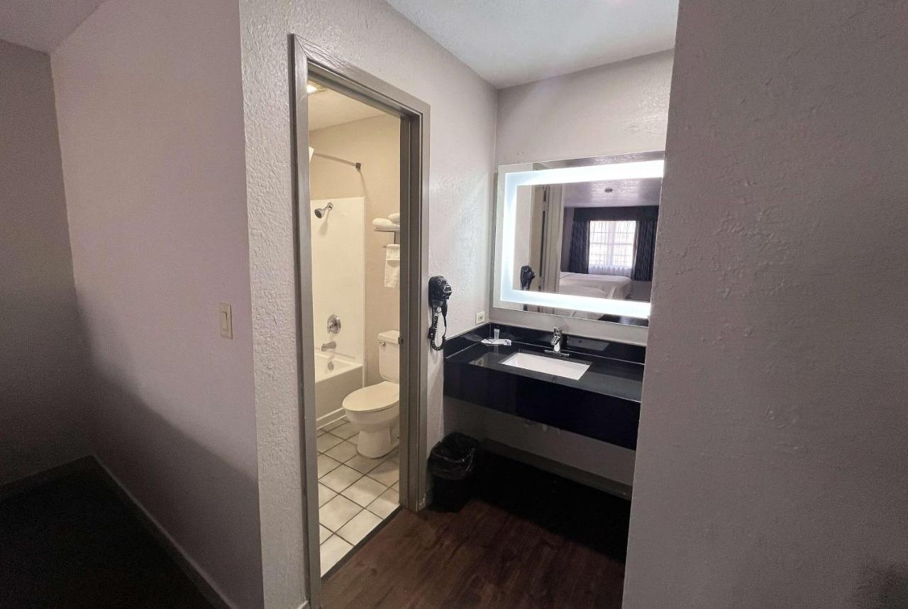 Days Inn & Suites By Wyndham - Canton First Monday Trade Days Eksteriør billede