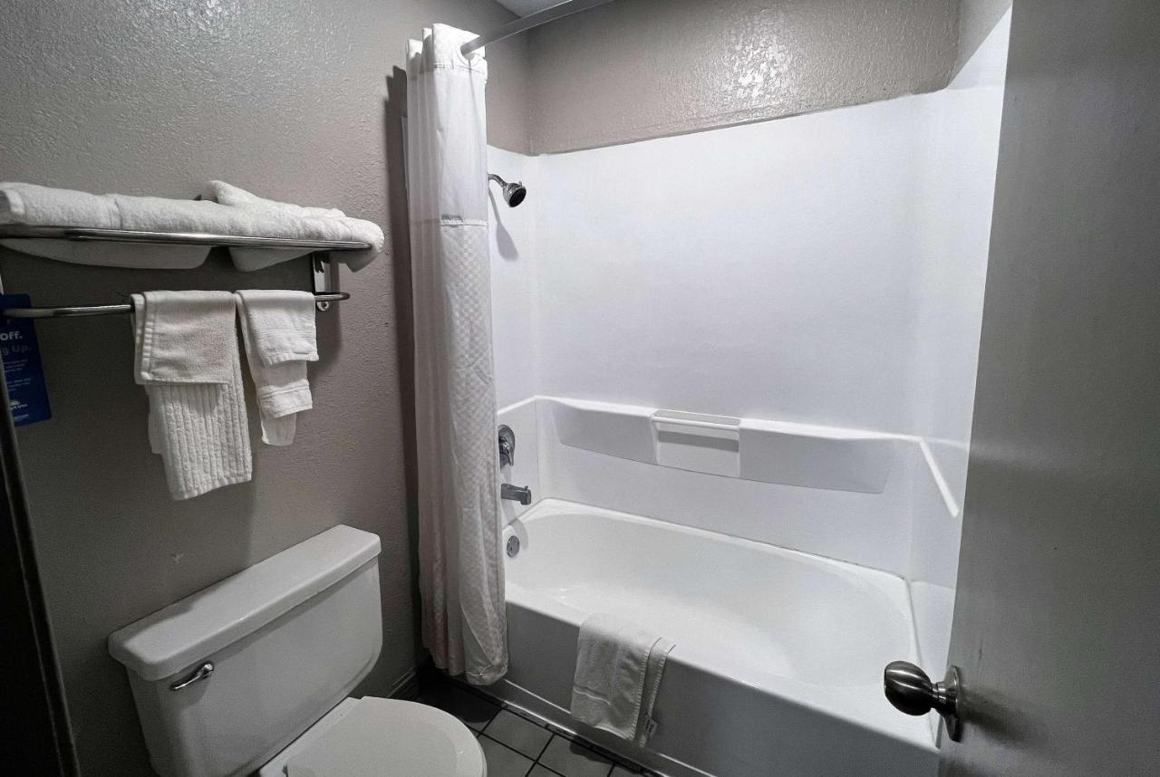 Days Inn & Suites By Wyndham - Canton First Monday Trade Days Eksteriør billede