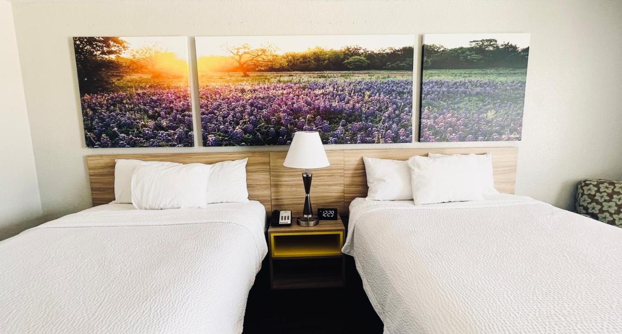 Days Inn & Suites By Wyndham - Canton First Monday Trade Days Eksteriør billede