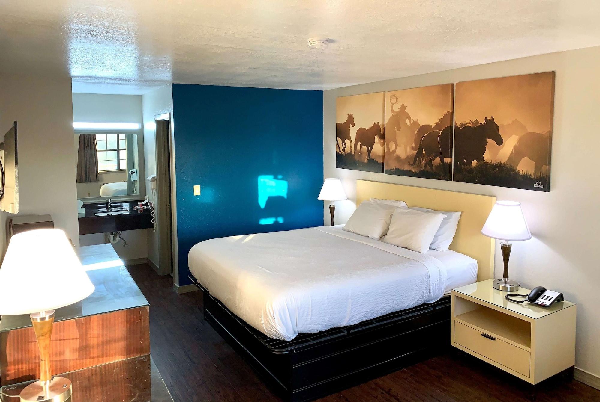 Days Inn & Suites By Wyndham - Canton First Monday Trade Days Eksteriør billede