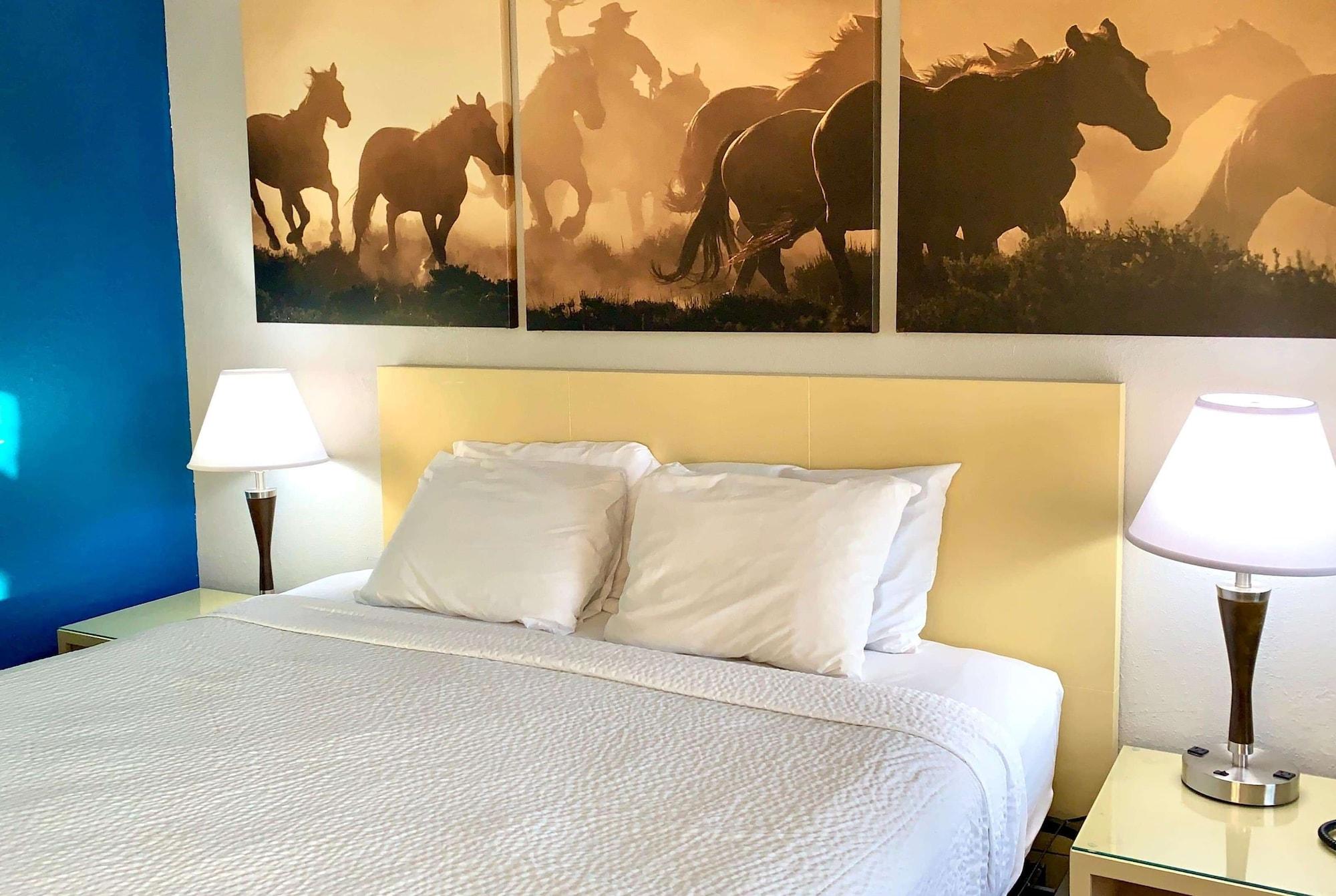 Days Inn & Suites By Wyndham - Canton First Monday Trade Days Eksteriør billede