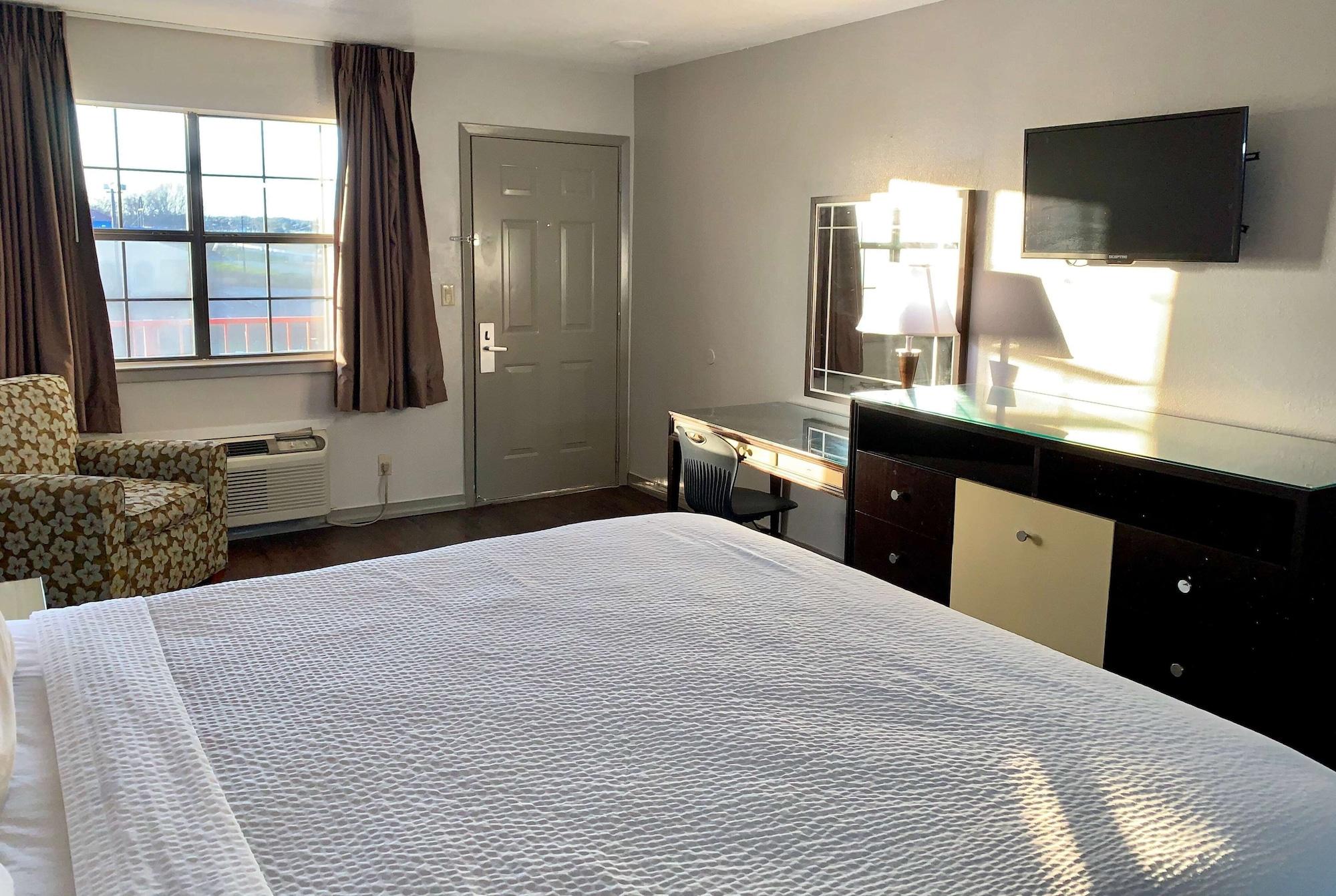 Days Inn & Suites By Wyndham - Canton First Monday Trade Days Eksteriør billede