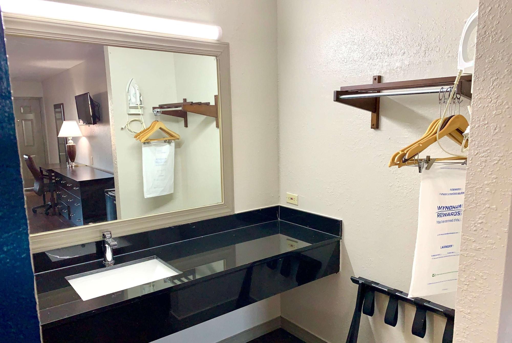 Days Inn & Suites By Wyndham - Canton First Monday Trade Days Eksteriør billede