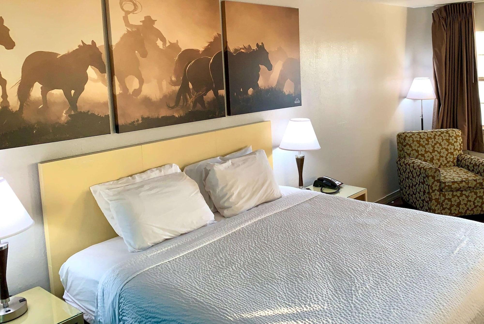 Days Inn & Suites By Wyndham - Canton First Monday Trade Days Eksteriør billede