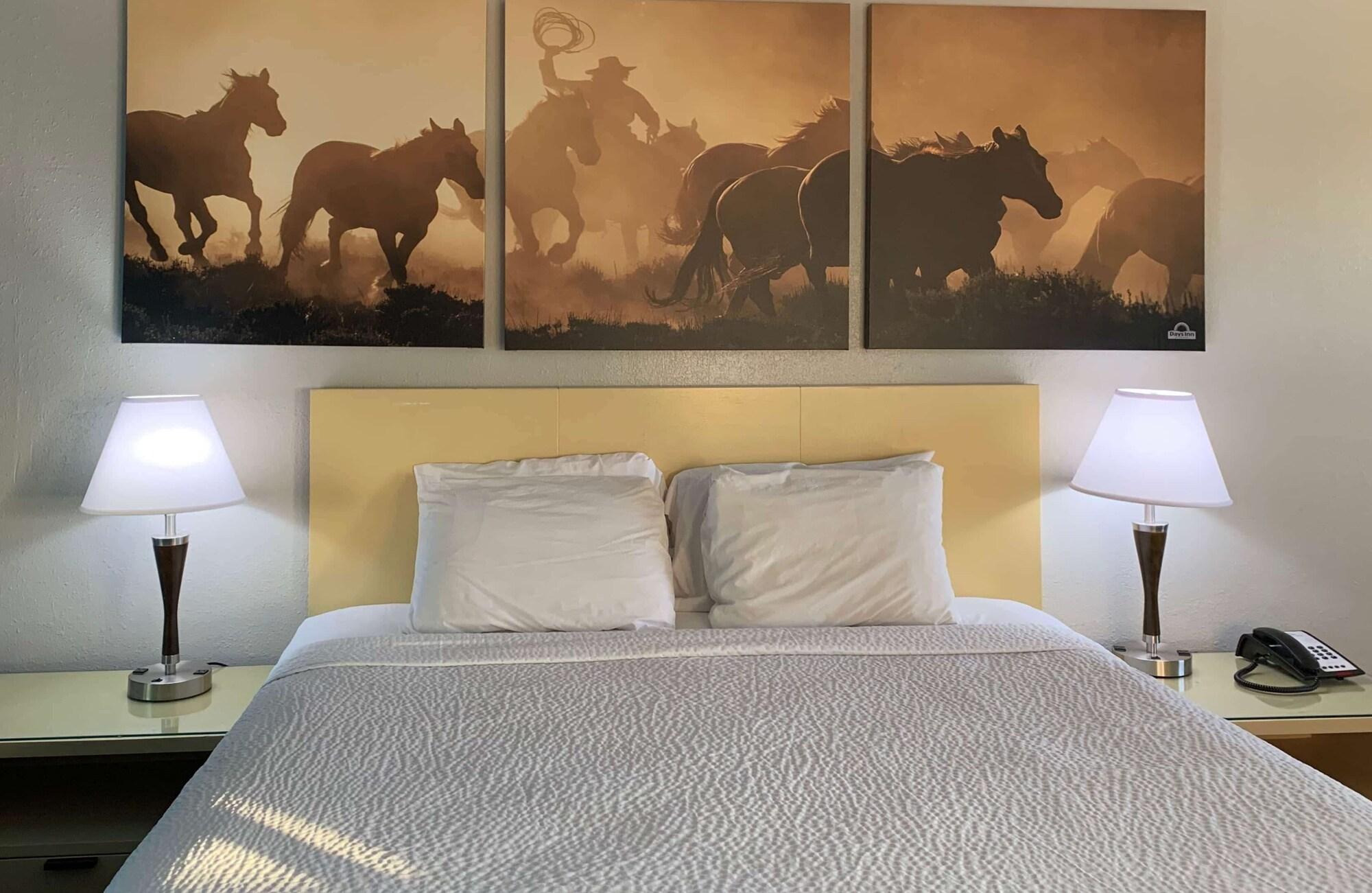 Days Inn & Suites By Wyndham - Canton First Monday Trade Days Eksteriør billede