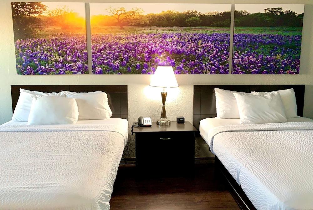 Days Inn & Suites By Wyndham - Canton First Monday Trade Days Eksteriør billede