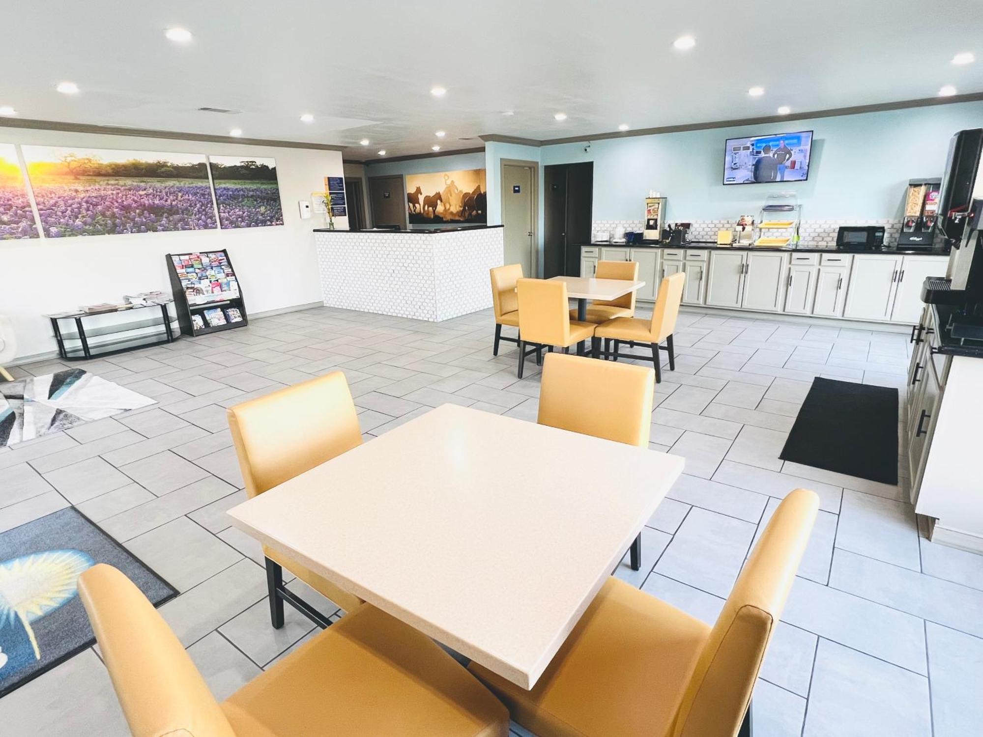 Days Inn & Suites By Wyndham - Canton First Monday Trade Days Eksteriør billede