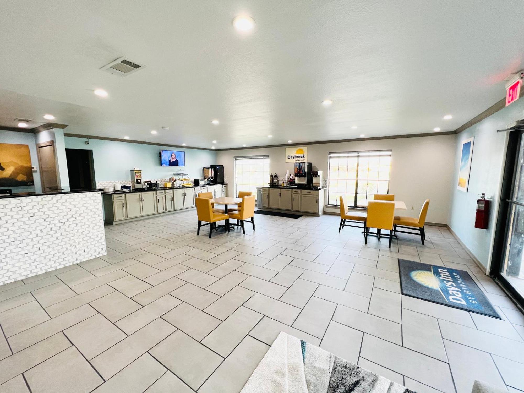 Days Inn & Suites By Wyndham - Canton First Monday Trade Days Eksteriør billede
