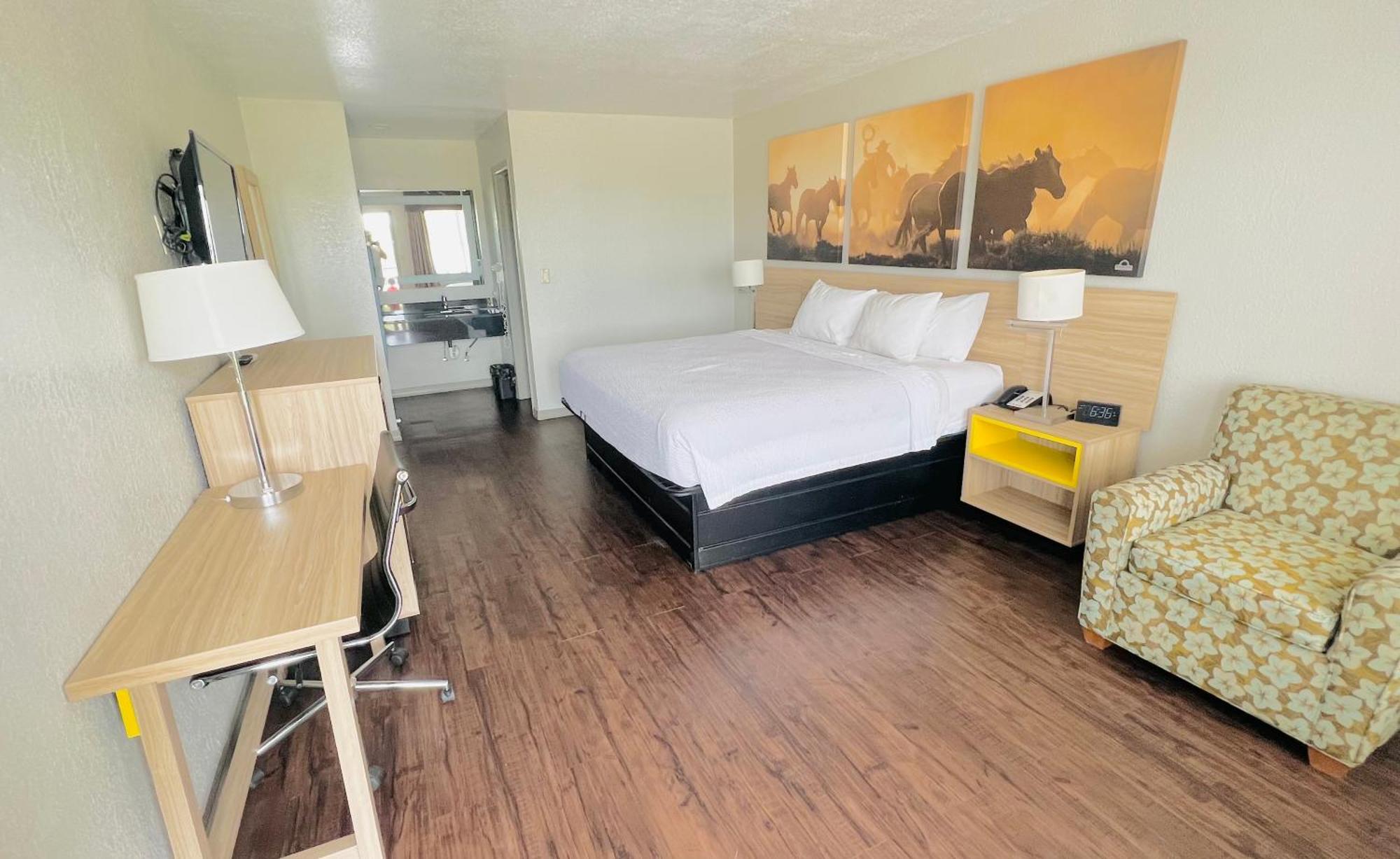 Days Inn & Suites By Wyndham - Canton First Monday Trade Days Eksteriør billede