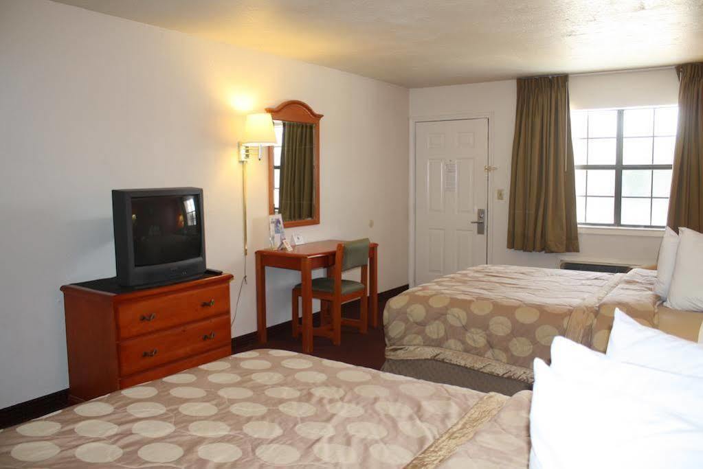Days Inn & Suites By Wyndham - Canton First Monday Trade Days Eksteriør billede